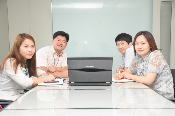 이지투스(EZTUS) 개발에 참여한 현대HDS 직원들. 좌로부터 박주연 과장, 김성수 과장, 박서린 과장, 유희정 차장